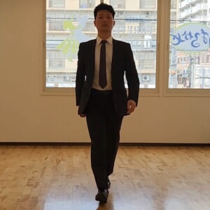 【教室ブログ】スーツでの良い歩き方と悪い歩き方の印象